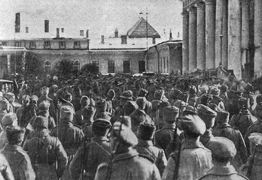 Армейский полк, перешедший на сторону Временного правительства, перед Государственной думой. 1 марта 1917 года.