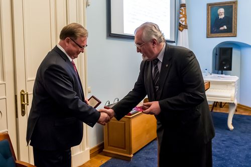 Хвалить власть или защищать страну?